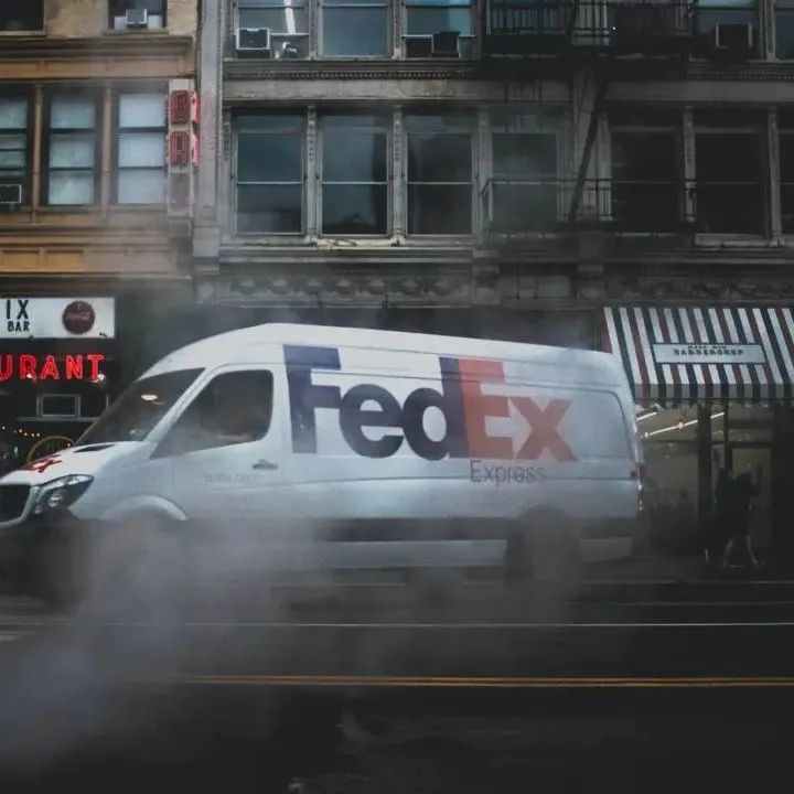 全球经济衰退这次真的来了？物流巨头单日暴跌24%市值骤降800亿......