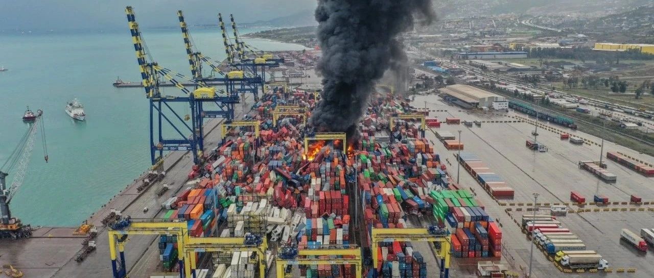 突发！土耳其港口因地震而倒塌的集装箱发生火灾