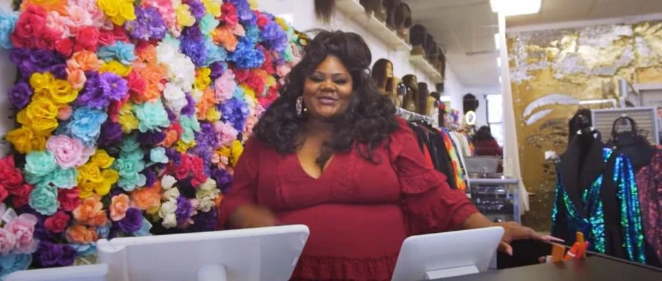 在TikTok一夜走红，这个肥胖的黑人女性为全球大码女性打开了时尚大门