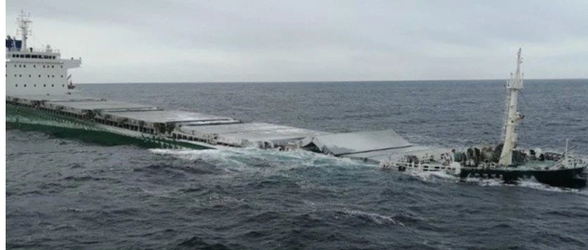 一艘货船，沉了，载有21名中国船员→