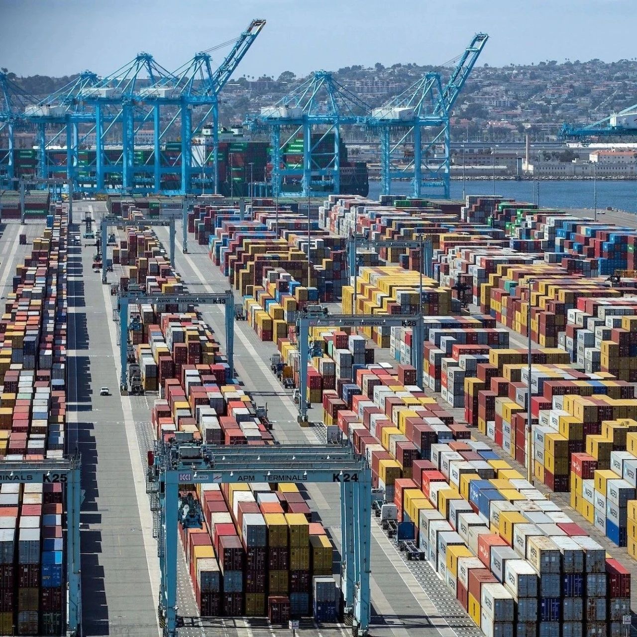 洛杉矶港2月货运量暴跌43%