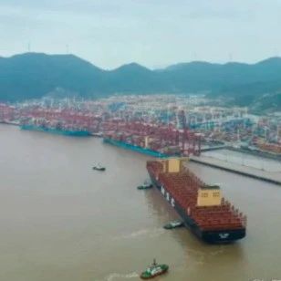 全球最大集装箱船，靠泊全球第一大港！