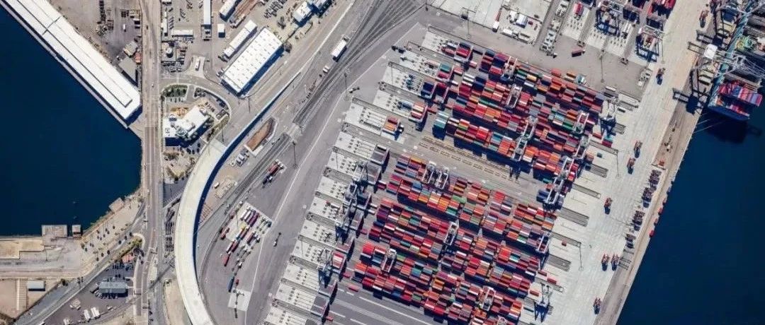 洛杉矶港货运量下降43%！美国前10大港口9个大幅下滑，集装箱船闲置率翻了三番