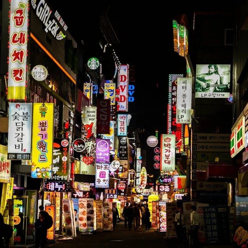 韩国漂流记：明星在面前，咖啡在手里，中国互联网公司在广告墙