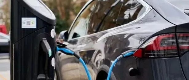 阿联酋重资蔚来，“遍地石油”的中东也将瞄准电动汽车？