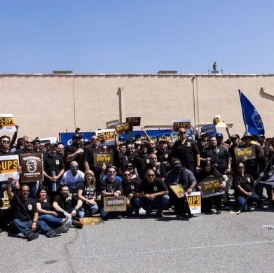 国际包裹和快递悬了！UPS卡车司机大罢工.....