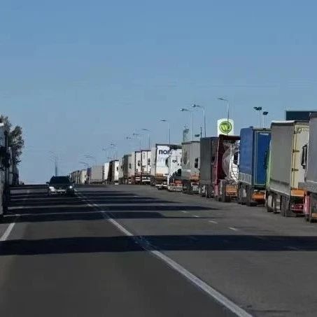 波兰边境司机大罢工，超2500辆卡车被滞留！